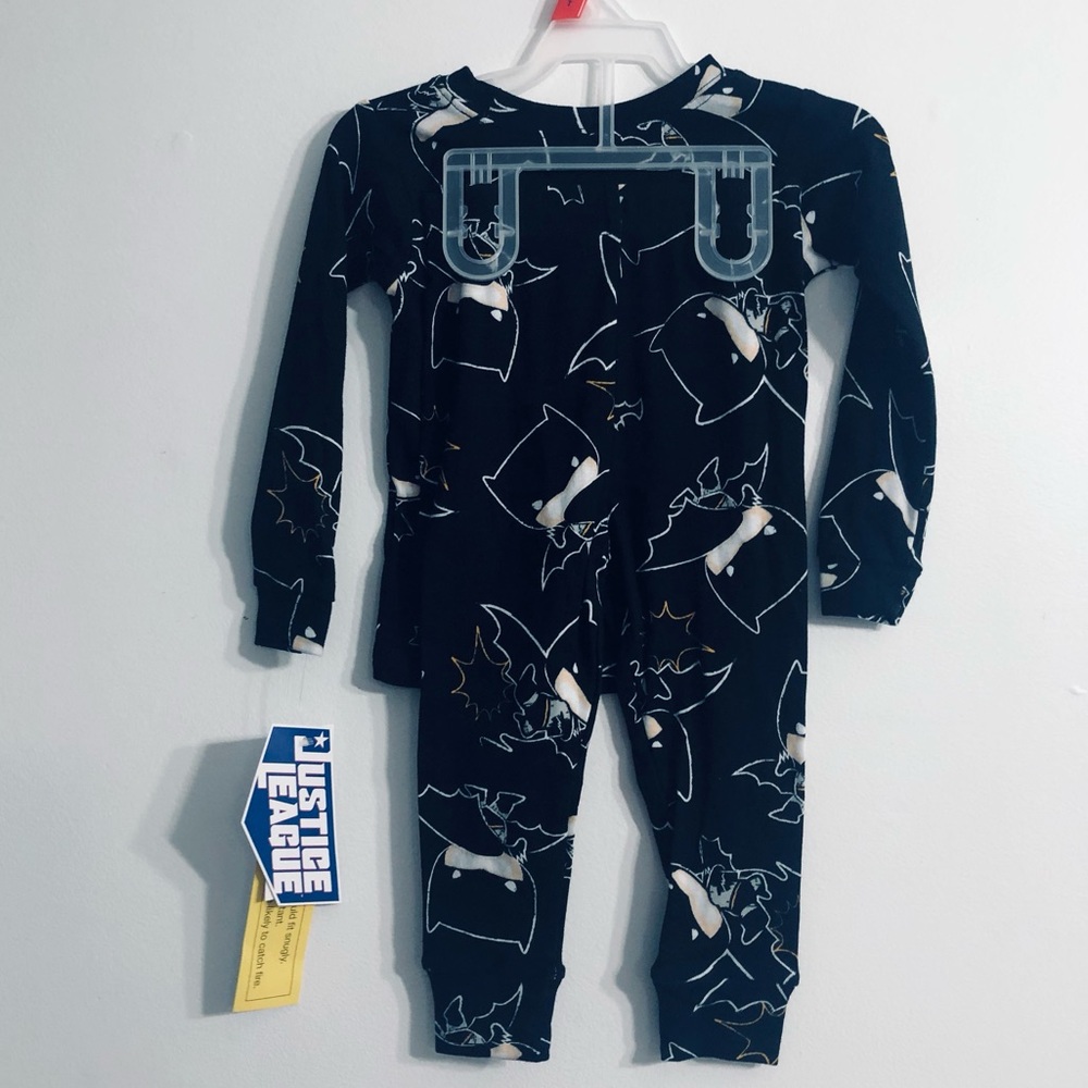 Batman boy’s 2 pieces set pajamas Top and legging black. 2T